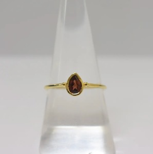 Bague pour femme Bella Jewelry en argent sterling S925 plaqué or 14 carats avec serti à griffes, garnet naturel et perle de Thaïlande - Product Image 1