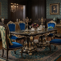 Canapé classique européen en velours bleu avec structure en bois sculpté et détails dorés pour les intérieurs de villas