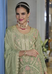 Traje de 3 piezas de seda de Chinon y Santoon elegante de excelente calidad para mujer con bordado pesado y Dupatta a juego a la venta - Product Image 5