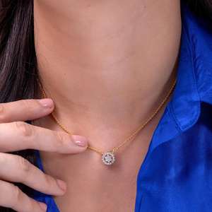 Pendentif délicat en forme de larme avec des pierres scintillantes. Élégant, raffiné et disponible à des prix de gros. - Product Image 4