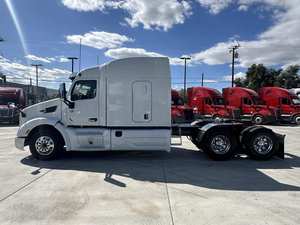 Achetez maintenant : Camion semi-remorque 2018 579 Sleeper d'occasion en excellent état - 450 CV, automatique, prêt à être expédié porte-à-porte - Product Image 3