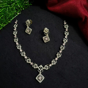 ENSEMBLE DE COLLIER DE MARIÉE EN DIAMANT AMÉRICAIN ET BOUCLES D'OREILLES CLASSIQUES ET DE HAUTE QUALITÉ ENSEMBLE DE BIJOUX DE MARIAGE POUR FEMMES DE STYLE CLASSIQUE - Product Image 1