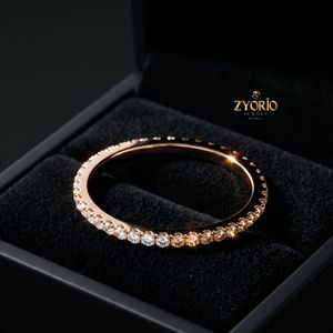 Anillo de Eternidad de Diamantes en Oro de 10K, Anillo de Boda Delicado y Apilable, Anillo Clásico de Aniversario para Mujer - Product Image 3