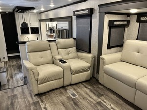 NEATLY USED 2023 Cross roads RED WOODs RW 4200FL Fifth Wheel prêt à la vente - Product Image 2