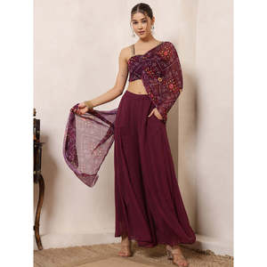 Conjunto coordinado indo-occidental para mujer, de tela de gasa, con estampado Bandhani color vino, top corto con dupatta adjunto y sharara con paneles. - Product Image 6