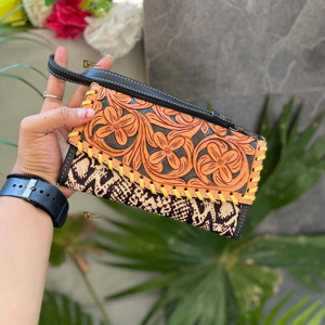Cartera de cuero tallada a mano de moda occidental con estilo para mujer, funda de teléfono de embrague multiusos con estampado de animales, novedad - Product Image 1
