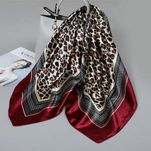 Foulard carré de luxe 90x90 cm en satin imprimé numérique, 100% soie, avec logo, pour femme, finition satinée - Product Image 6