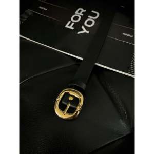 Cinturón Metálico para Mujer con Elegante Hebilla Ovalada Dorada - Product Image 2