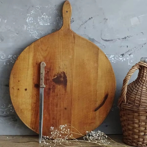 Tabla de cortar de madera de diseño minimalista con ranura para jugo y cuchillo para queso de acero inoxidable, acabado natural, cocinas modernas ideales - Product Image 1