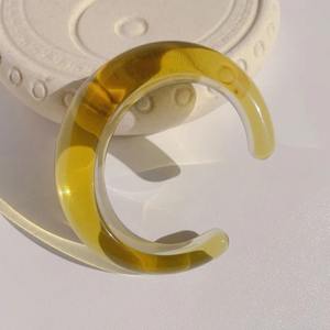 Brazalete de Resina de Diseño Hecho a Mano para Mujer, Joyería Elegante y Moderna, Brazalete de Resina para Fiestas - Product Image 1