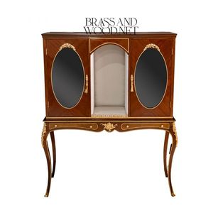 Vitrine classique de luxe en bois avec ornements en laiton - Product Image 1