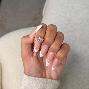 Bague en diamant de laboratoire rond rose vif fantaisie rare de 2,50 carats, bague à trois pierres demi-lune, or blanc 18 carats - Product Image 1