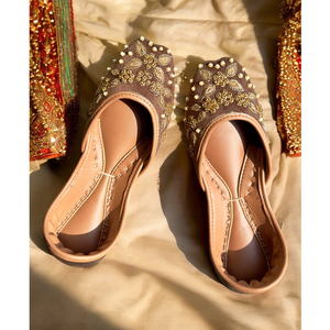 Chaussures plates Khussa multicolores fabriquées à la main Chaussures de mariage pakistanaises élégantes et décontractées Khussa unies pour femmes - Product Image 3
