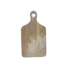 Grandes tablas de cortar de madera con pies antideslizantes para mayor estabilidad mientras se preparan comidas en la cocina - Product Image 5