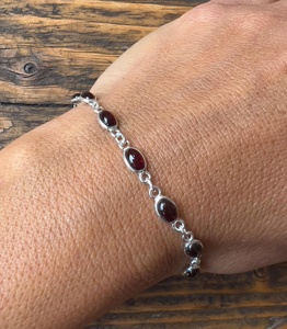 กำไลโกเมนทรงรีสีแดงสวยสำหรับผู้หญิงโซ่เงินสเตอร์ลิงสร้อยข้อมือโกเมนแบบปรับได้ - Product Image 4