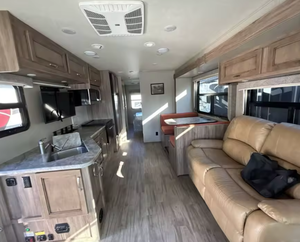 Autocaravana Coach V-i-s-i-o-n 31V 2019 2020, Remolque de Viaje Ajustable para 4-6 Personas, Una Habitación, Refrigerador, Cocina - Product Image 2