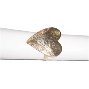 Servilletero con Forma de Corazón en Acabado Dorado para Decoración de Mesa en Bodas y Hogar - Product Image 1