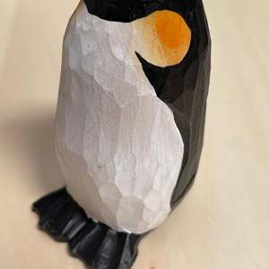 Scultura in Legno Fatta a Mano YEEYAYA, Statuetta di Pinguino Intagliata, Regalo di Natale, Giocattolo Natalizio - Product Image 6