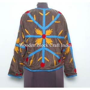 Veste en velours Suzani à broderies florales, look incroyable, veste d'hiver, manteau pour femmes, veste courte Suzani pour femmes - Product Image 3