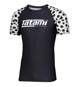 เสื้อแรชการ์ดแขนสั้นระบายอากาศสำหรับผู้ชาย ลายเสือชีตาห์ตัดสีที่แขนเสื้อ ฐานสีดำ โลโก้ตรงกลางด้านหลัง ป้องกันรังสียูวี UPF50 - Product Image 4