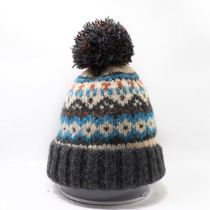 Gorro con pompón personalizado al por mayor, gorro cálido de invierno de punto suave para hombres y mujeres, ropa de calle de moda - Product Image 3