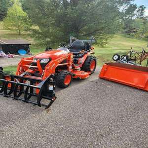 Tractor de un solo eje Kubota B2601 nuevo, listo para enviar, con motor principal y componentes de transmisión, incluyendo bomba, para uso en cortacésped - Product Image 1