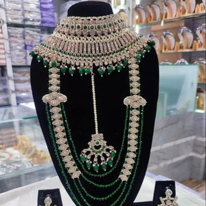 Conjunto de collar combinado Mala largo y chapado en oro tradicional indio y de moda con pendiente y Maagtika para mujer - Product Image 1