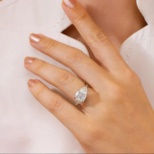 Bague Solitaire en diamant taillé sur coussin en or blanc massif 10 carats bague de mariage et de fiançailles cultivée en laboratoire pour cadeau - Product Image 1