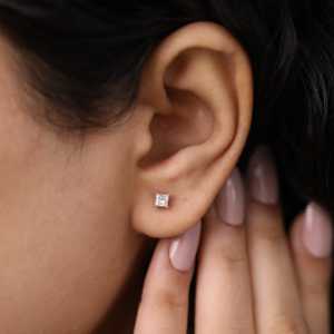 Boucles d'oreilles à visser en diamant de laboratoire taille princesse - Product Image 4