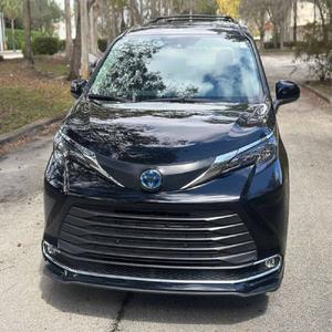MEJOR PRECIO PARA Toyota Sienna XLE 2024 de 7 Pasajeros - Product Image 1