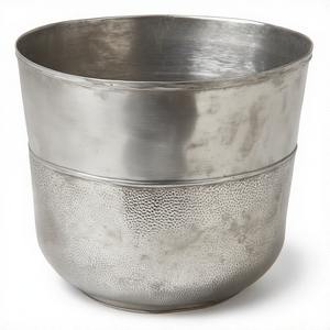 Jardinière en argent martelé Twilight Crest avec finition métallique douce pour plantes d'intérieur de qualité supérieure ou décor de balcon de créateur - Product Image 5