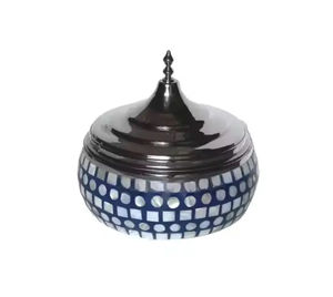 Lujosa bandeja de Ramadán con tapa en metal dorado, ideal para servir a los invitados y mejorar sus decoraciones de Eid Mubarak y Ramadán - Product Image 5