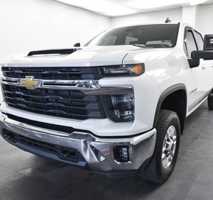 CLEAN 2024 C h e v r o l e t Silver ado 2500HD LT Crew Cab 4WD - Product Image 1