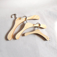 Cintres en bois écologiques personnalisables de 4,5 à 15 cm pour vêtements de poupées et animaux de compagnie, avec logo sur mesure