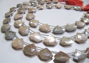 Piedra lunar natural de melocotón AB con revestimiento místico en forma de diamante de 15-16 a 17-18mm hebra de cuentas de 10 pulgadas de largo para hacer joyas - Product Image 3