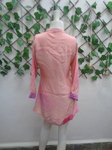 Tunique haut-bas en rayonne douce de haute qualité Kurti Un choix à la mode pour les femmes modernes à la recherche de confort et de mode disponible à la vente - Product Image 2