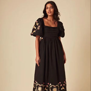 Haute qualité nouvelle mode femmes élégant col carré à manches longues pli noir fête brodé robe brodé demi manches - Product Image 1