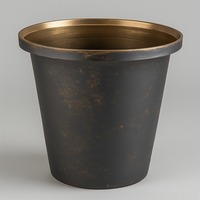 Poubelle en laiton fabriquée à la main avec revêtement noir brossé conçue pour les intérieurs décoratifs et l'esthétique de la vie moderne.