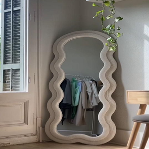 Ce miroir pleine longueur confortable et élégant dispose d'un cadre ondulé distinctif enveloppé dans un matériau doux et pelucheux. - Product Image 1