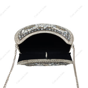 Pochette de soirée artisanale en mosaïque de nacre pour femme, sac à main de créateur argenté avec cadre métallique - Product Image 3