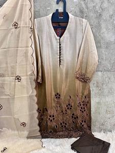 Elegante Shalwar Kameez de Chinon Pesado con Parte Inferior Elástica y Dupatta de Organza, Talla XL (42) para Adultos, Ropa Formal Bordada Sin Coser - Product Image 3