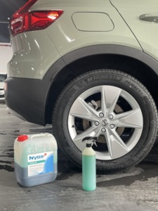 NYOX AKUREX PR Très concentré à base d'eau restauration renouvellement des plastiques caoutchoucs pneus, aspect sec et naturel. - Product Image 3