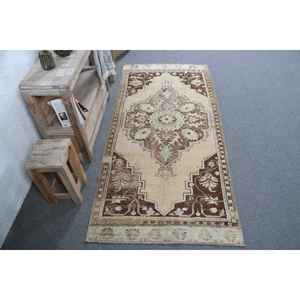 Alfombra Vintage de 2.8x6.3 pies, Alfombra Turca Oriental de Lana Marrón y Blanca - Product Image 1