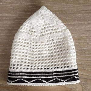 Gorro de Oración Musulmán para Hombre, Diseño en Relieve, 100% Algodón, Bordado a Mano, Ajustable, Estilo Árabe, Color Negro y Blanco, Hecho en Bangladesh - Product Image 2