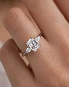 Bague de fiançailles trilogie Moissanite taille émeraude et poire de 2.35 carats avec une bague solitaire de 1.8mm élégante à trois pierres - Product Image 3