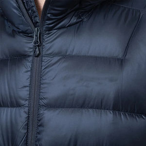 Chaqueta de Invierno para Hombre 2026, Diseño Personalizado de Fábrica, Forro Térmico de Poliéster, Cuello Alto de Nailon, Logotipo Frontal, Color Azul Pato - Product Image 6