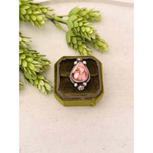 Anillo Ajustable Johnny Dixon con Elegante Incrustación de Dalia Rosa y Plata de Ley en Engaste de Bisel, Ideal para Regalo - Product Image 1