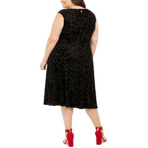 เดรสกำมะหยี่สีดำสำหรับผู้หญิงไซส์ใหญ่ ยี่ห้อทอมมี่ ฟอร์ ฮิลฟิเกอร์ พร้อมแขนเสื้อแบบแคป พิมพ์ลายดอกไม้ เอวทรงธรรมชาติ-ไซส์ 22W - Product Image 2