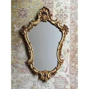 Cadre de miroir en bois antique décoratif d'inspiration vintage avec un design artisanal détaillé pour la décoration de la salle à manger - Product Image 1