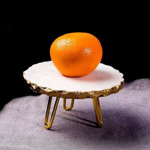 Support à gâteau en marbre au design tendance et nouveau pour une table de dessert élégante créant une présentation accrocheuse pour les invités et les visiteurs - Product Image 1